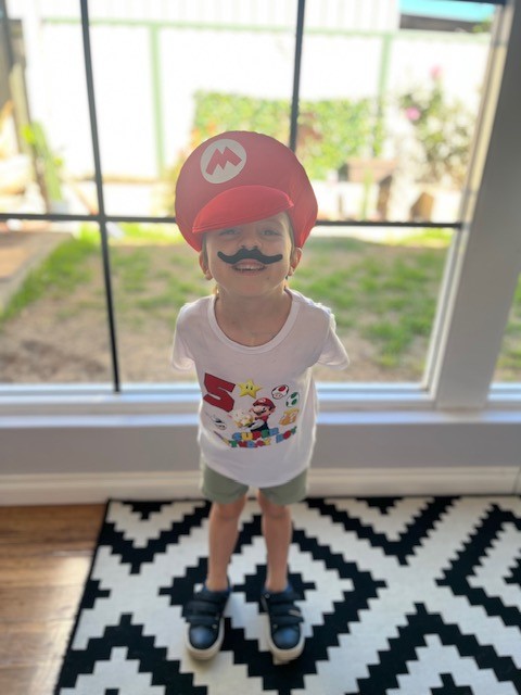 Theo dress up