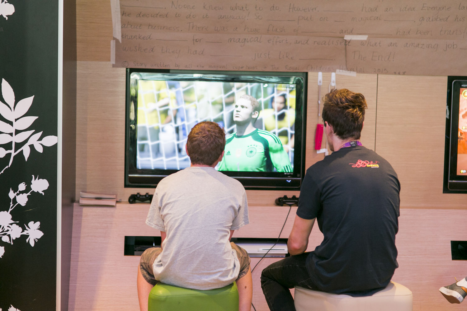 Livewire facilitator gaming with teen in Starlight Express Room Melb RCH 2015