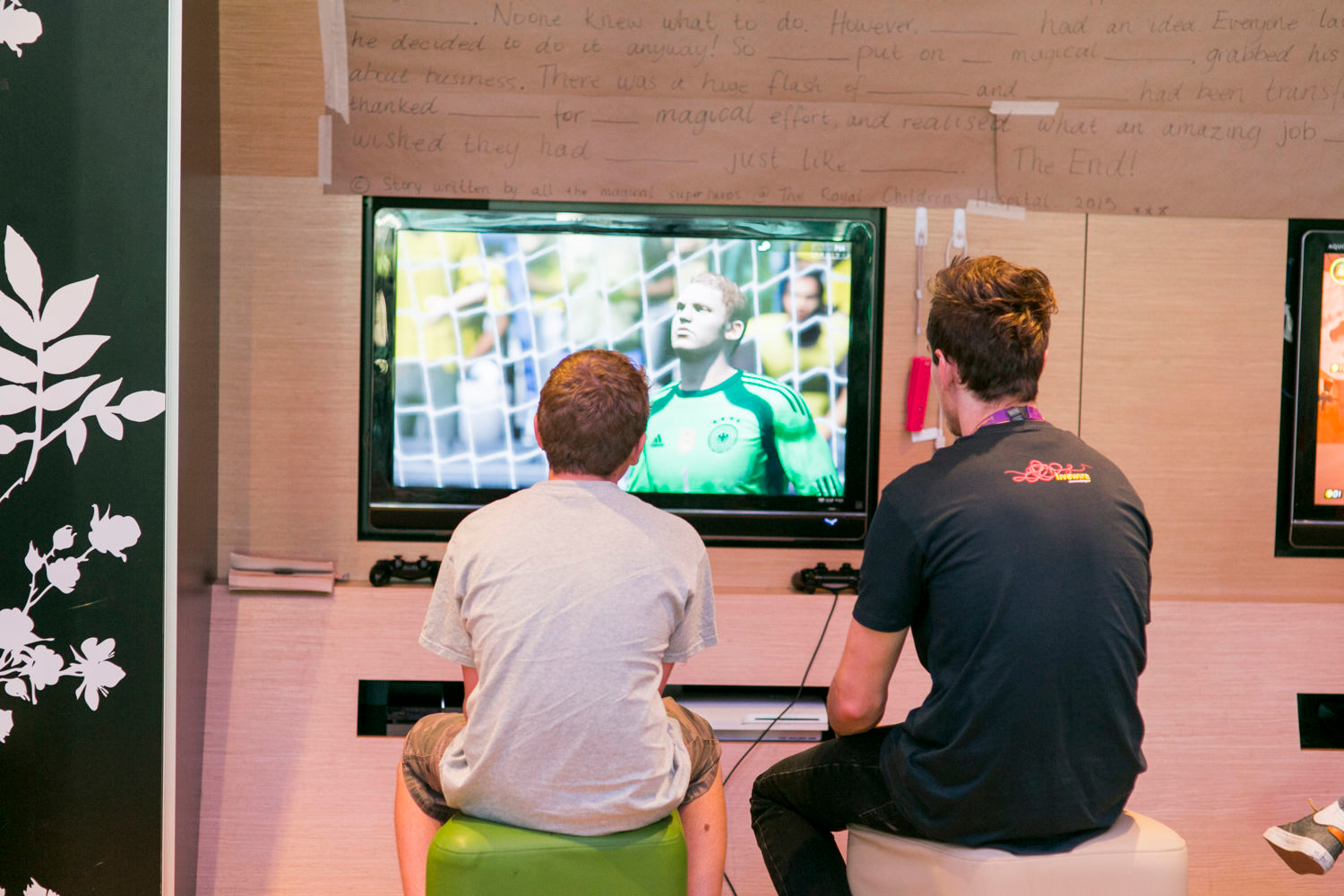Livewire facilitator gaming with teen in Starlight Express Room Melb RCH 2015