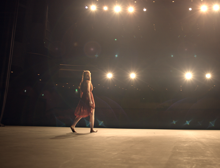 performer-walking-on-stage