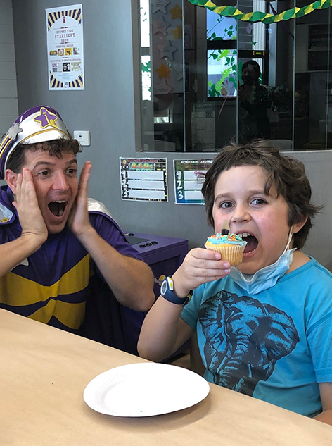 Maton and Captain Starlight with cupcake