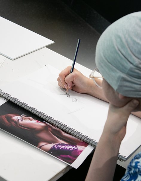 Livewire teen sketching