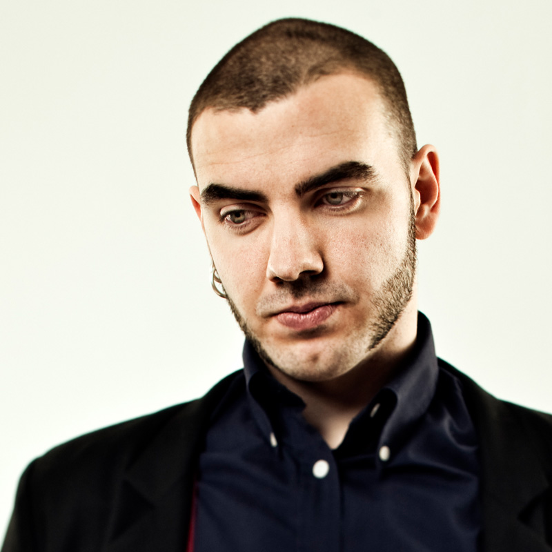 もみ上げをつなげるマトンチョップに ブラウン