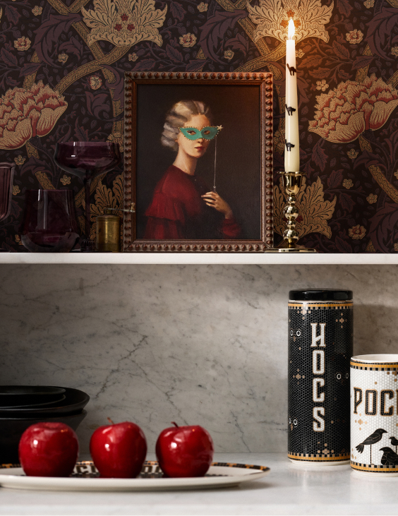Collage de décorations d'Halloween : verre à cocktail Boo, portrait gothique avec bougie, pommes rouges avec boissons, et photophore fantôme