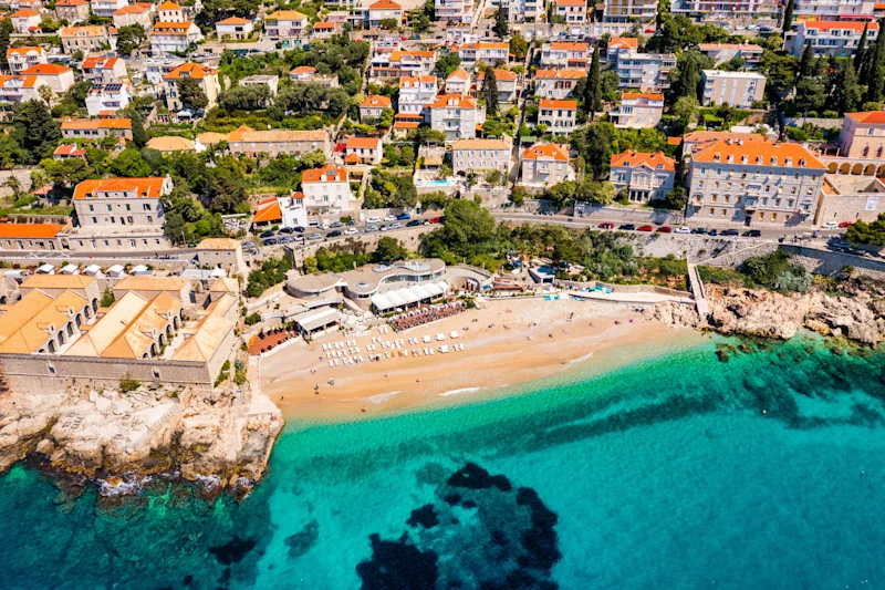 Luftaufnahme des schönen Strandes Banje und des touristischen Ziels Dubrovnik.