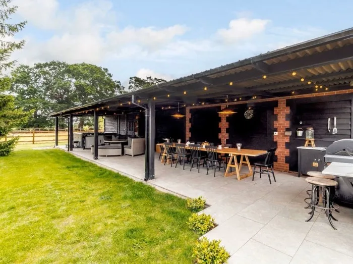 Extensive outdoor area of Walnut Tree Barn