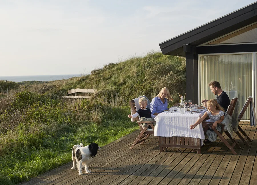 Familie mit Hund im Ferienhaus dänische Nordsee