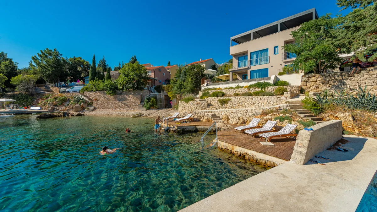 villa with access to the sea