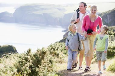 Familie mit zwei Kindern beim Wandern