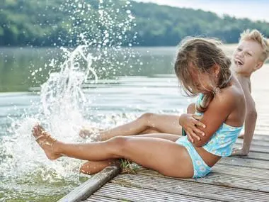 Kinder spielen am See