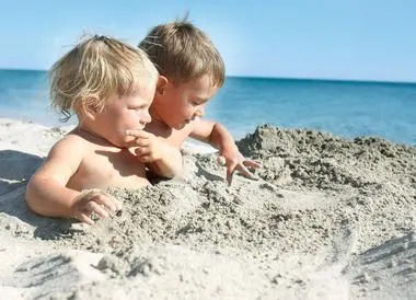 Kinder spielen im Sand