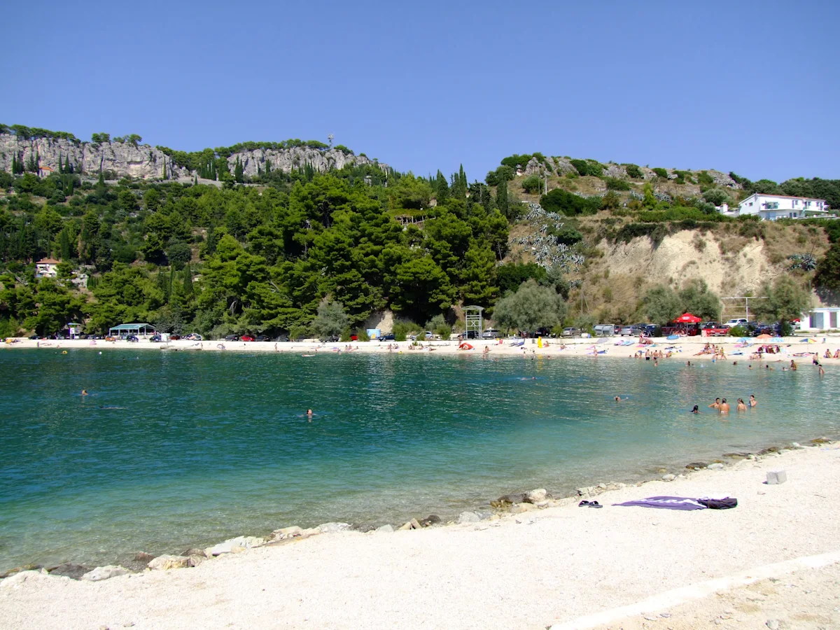 Luftansicht einer Bucht mit Segelbooten und türkisblauem Wasser in Istrien, Kroatien.