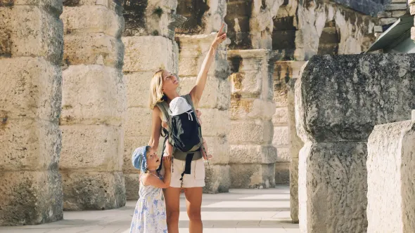 Eine Frau und zwei Kinder im Amphitheater in Pula, Istrien, Kroatien.