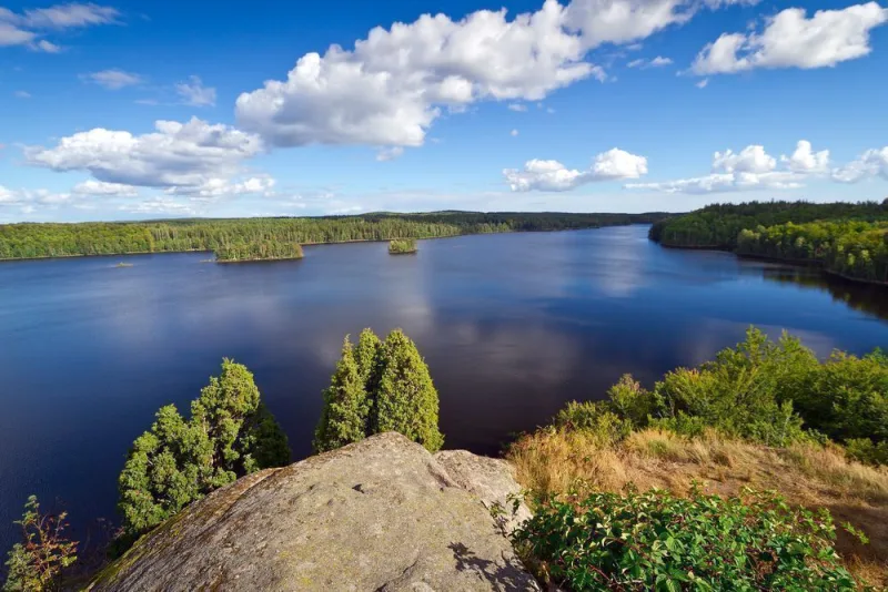 Udsigt over sø i Sverige