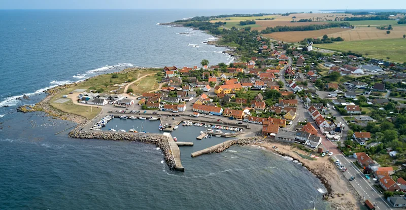 Blick auf die dänische Ortschaft Årsdale auf der Ostsee-Insel Bornholm.