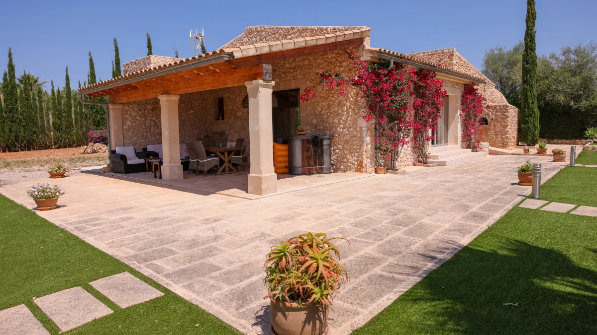 Finca auf Mallorca mit Terrasse und Rasenfläche.