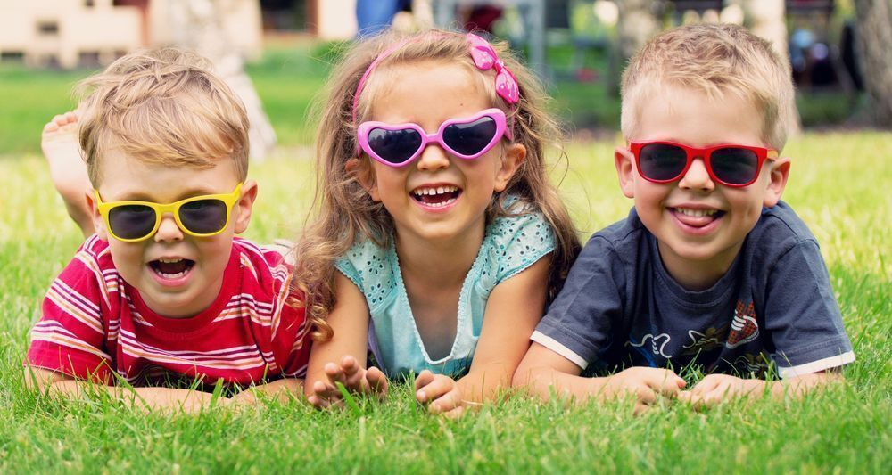 Børn med solbriller 