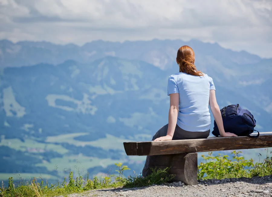 Frau schaut auf Bergpanorama in Bayern