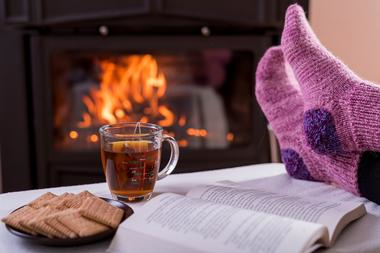 Gemütlich in Socken vor Kamin