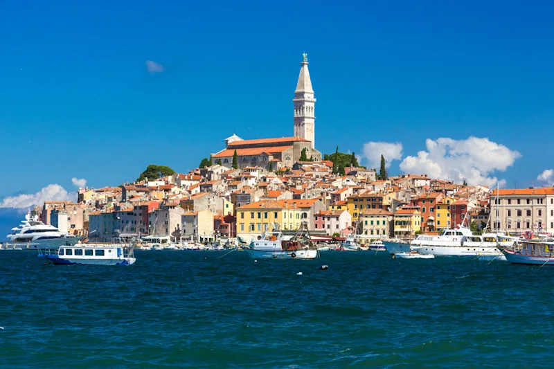 Rovinj in Kroatien vom Meer aus gesehen.