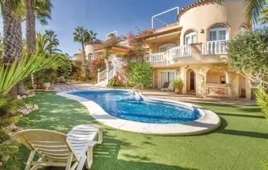 Casa con piscina en Orihuela 