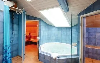 Whirlpool und Sauna in einem Ferienhaus im Ferienpark Schönhagen