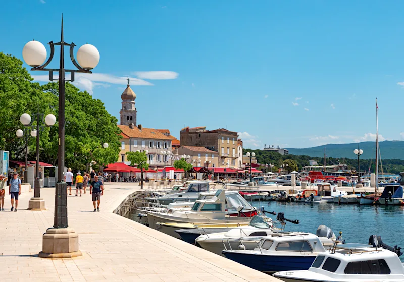 Hafen und Adriapromenade der Stadt Krk auf der Insel Krk.