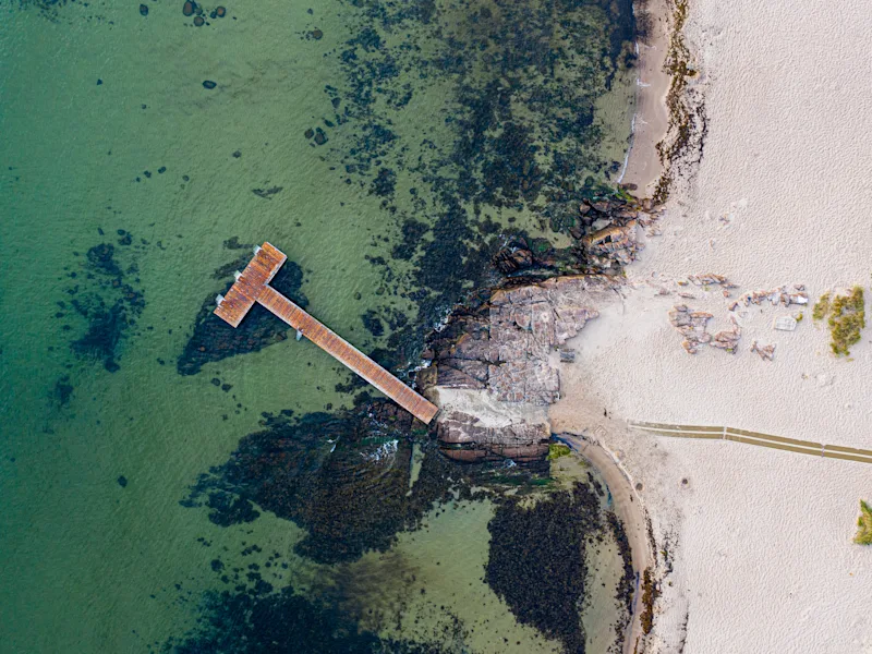 Luftansicht von einer Badebrücke am Sandvig Strand auf Bornholm.