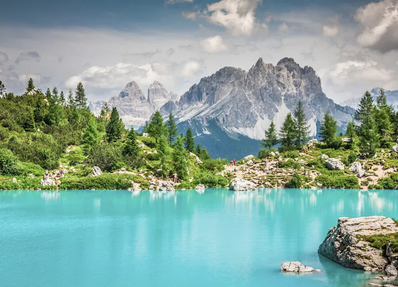 Türkisfarbener Sorapissee in Cortina d'Ampezzo, mit Dolomitenbergen und Wald - Sorapis-Rundweg, Dolomiten, Italien, Europa