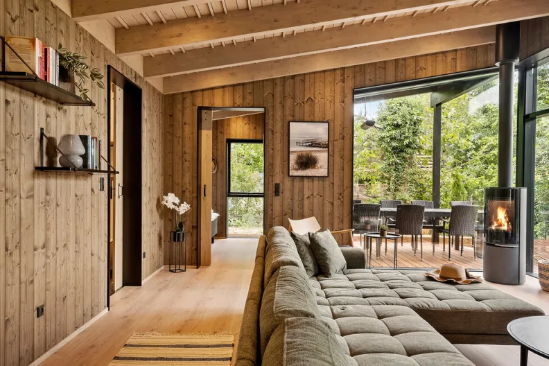 Et moderne og rofyldt sommerhus i Hvidbjerg, Danmark.