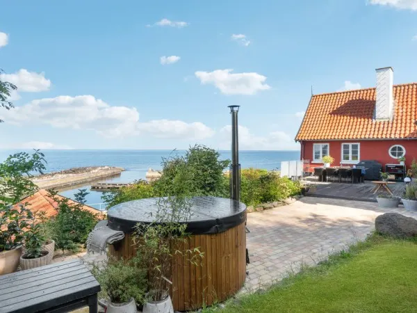 Et luksus sommerhus på Bornholm, med havudsigt og spabad. 