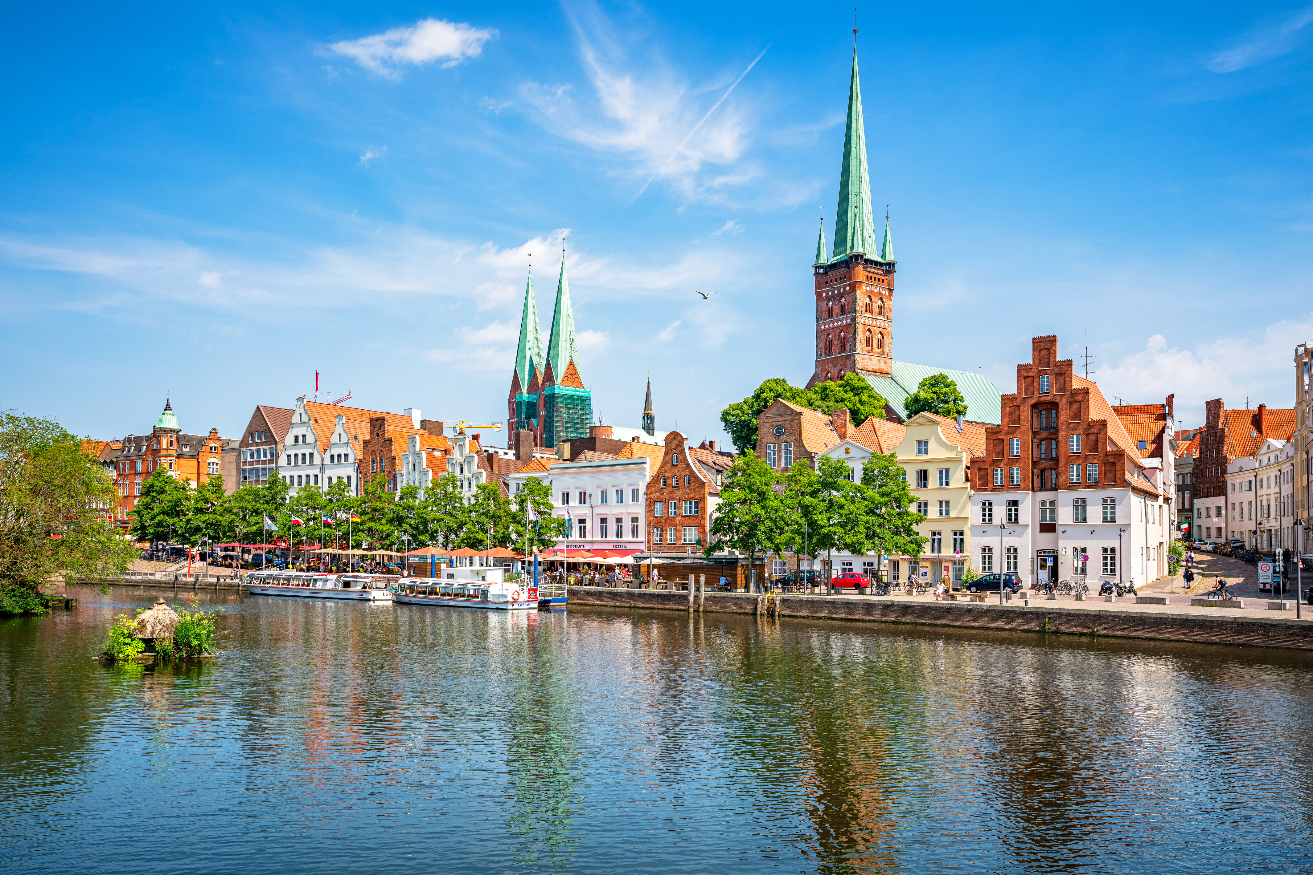 Blick auf die Stadt Lübeck am Ufer der Trave.