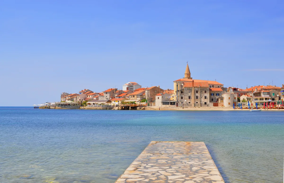 Blick auf die kroatische Stadt Umag.