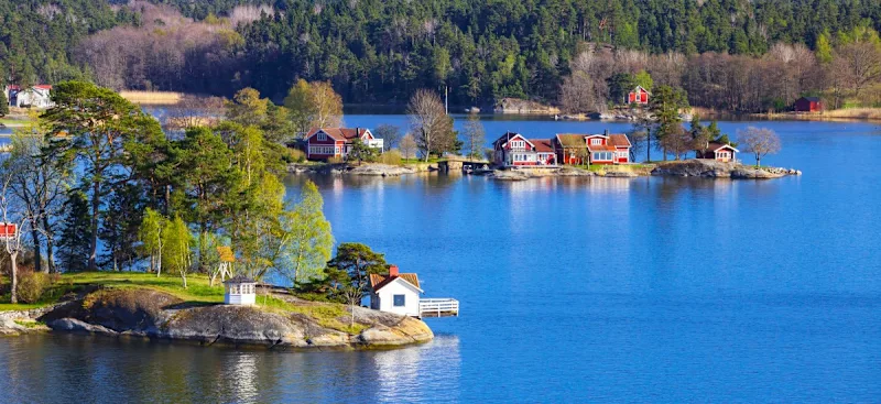 Klassiske røde træhuse i en skærgård i Sverige