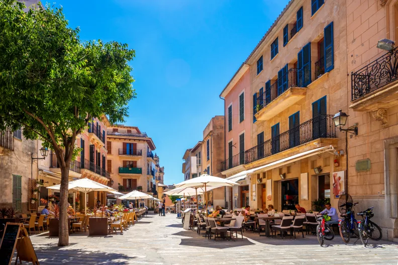 Platz mit Cafés in Alcudia auf Mallorca.