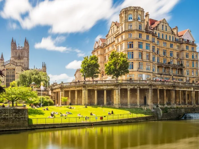 The Pulteney Bridge in Palladian style crosses the River Avon in Bath