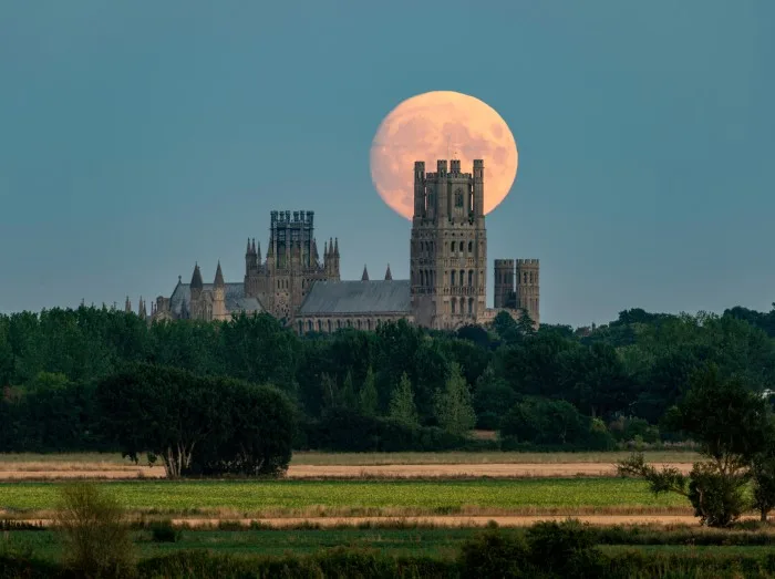 Moon rise behind Ely Cathedral