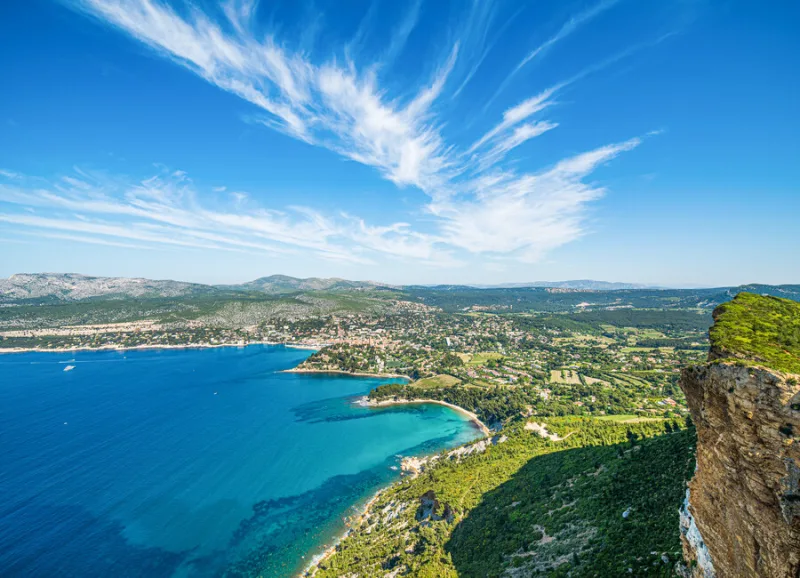 Klif in de baai van Cote d'Azur en uitzicht op het dorp La Ciotat, Frankrijk