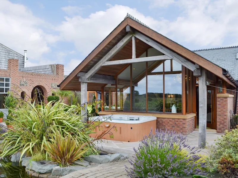 Holiday cottages for 10