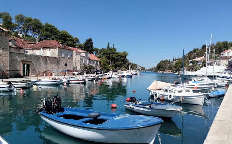 Boote im Hafen von Bobovišća auf der Insel Brac