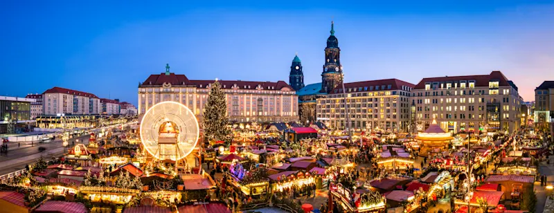 Panoramasicht auf den Weihnachtsmarkt in Dresden.