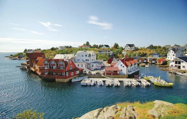 Stugor vid vattnet i Öygarden, Norge