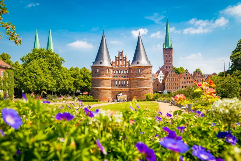 Die historische Stadt Lübeck mit dem berühmten Holstentor im Sommer, Schleswig-Holstein, Norddeutschland