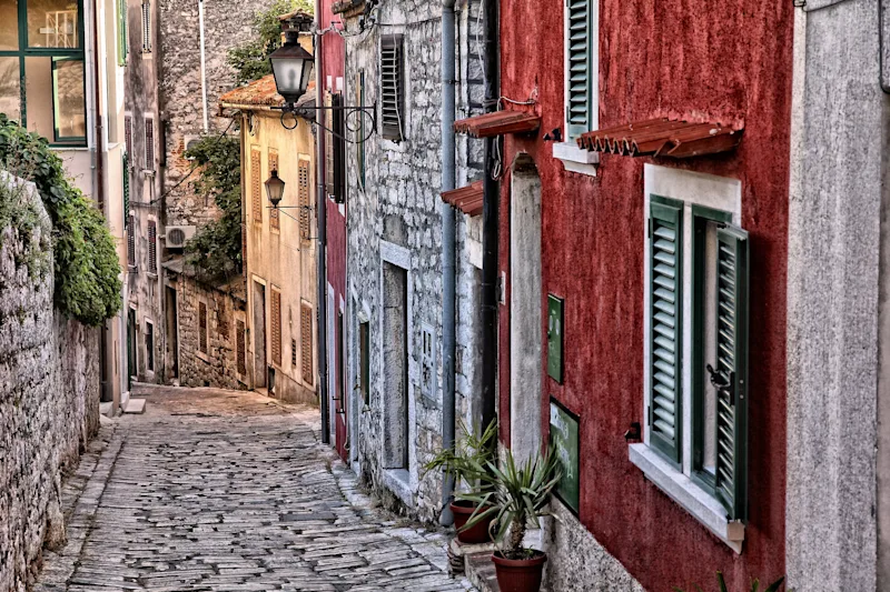 Eine Straße mit Kopfsteinpflaster in der Altstadt von Rovinj auf der Halbinsel Istrien.