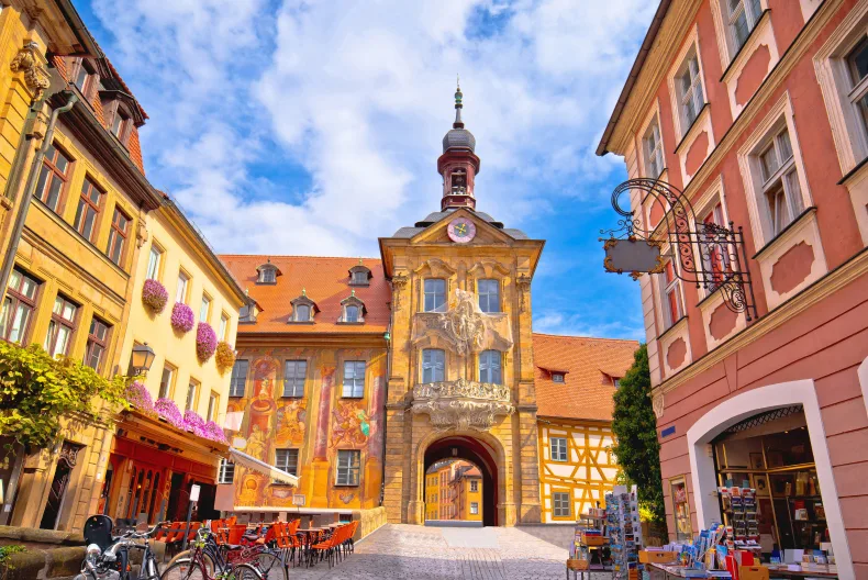 Blick auf die historischen Straßen und die Architektur der Bamberger Altstadt.