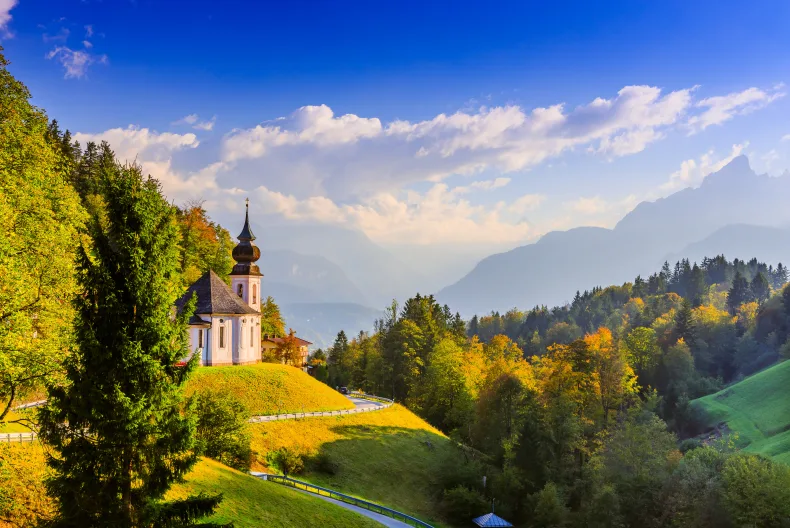 Die Maria-Gern-Kirche mit dem Hochkalter im Hintergrund.
