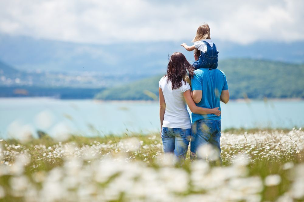 Familie på ferie nyder udsigten 