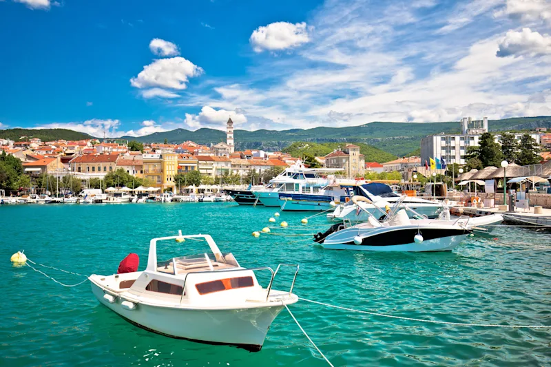 Crikvenica vom Wasser aus gesehen.