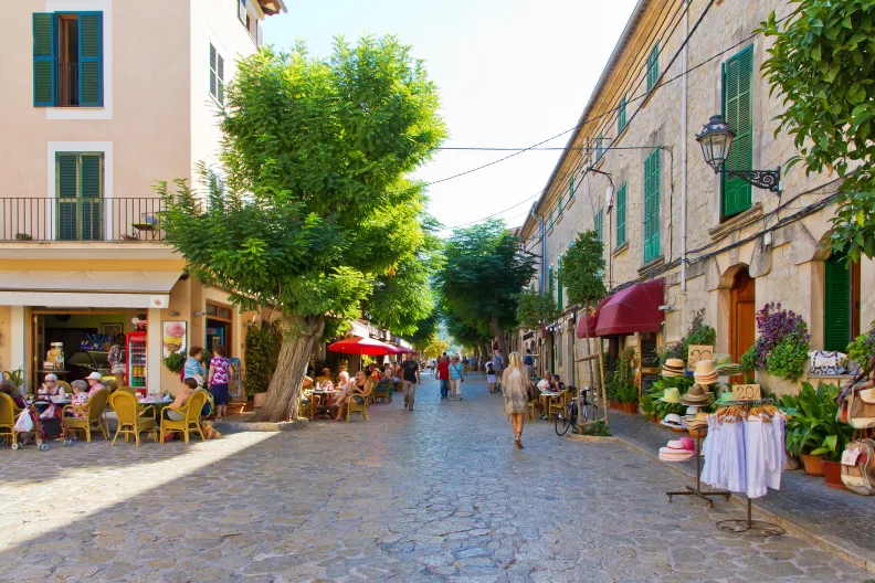 Ein Platz mit Geschäften und Cafés in Valldemossa auf Mallorca.