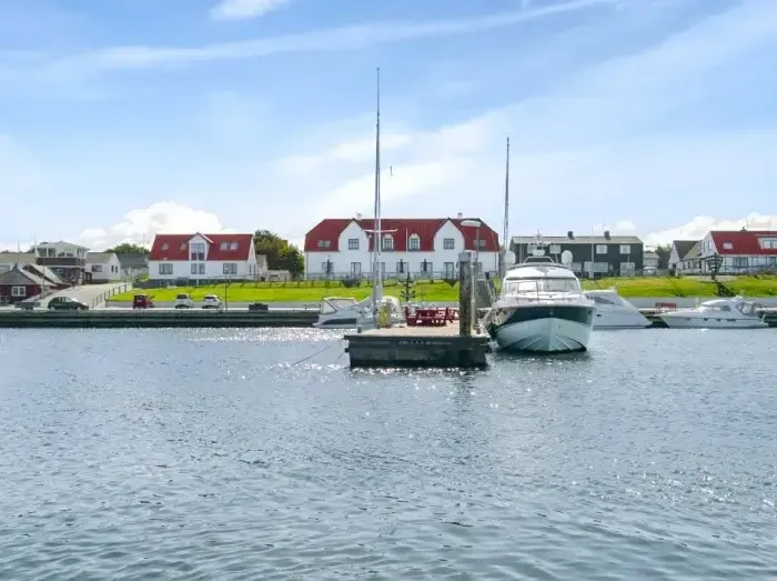 Udsigt over Vesterø Havn fra vandsiden på Læsø, hvor du kan leje sommerhuse med Novasol.